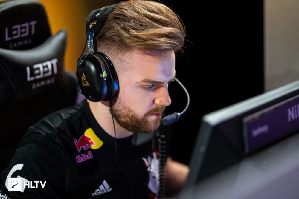 亚马尔传射奥尔莫双响 巴萨3-1阿拉维斯联赛登顶